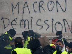 Macron prépare un grand débat national pour renouer le fil avec les Français