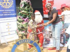 Noël pour des enfants en situation de handicap : le Rotary Club Abidjan Atlantis offre le douzième arbre de Noël aux enfants du Centre CESEH de Yopougon (1 000 000 F CFA de dons)