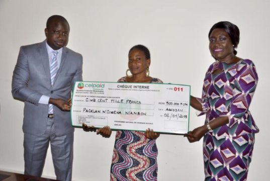 Indemnisation des victimes/ Financement d’Activités Génératrices de Revenus : La Ministre Mariatou Koné remet les chèques des premiers bénéficiaires.