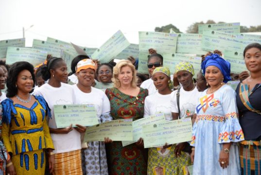 Dimbokro : La Première Dame octroie un financement et fait des dons aux femmes du N’Zi