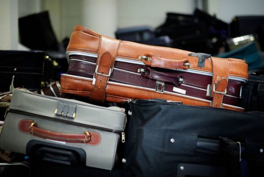 Elle enferme son petit ami dans une valise et le laisse mourir