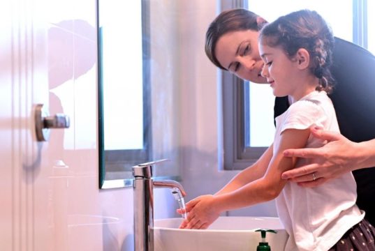 Les jeunes moins menacés par les contacts rapprochés