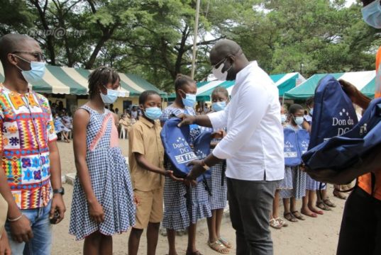 Rentrée scolaire 2020 : 1500 kits scolaires offerts aux élèves de Treichville par le DG Issa Fadiga, membre du bureau politique du RHDP
