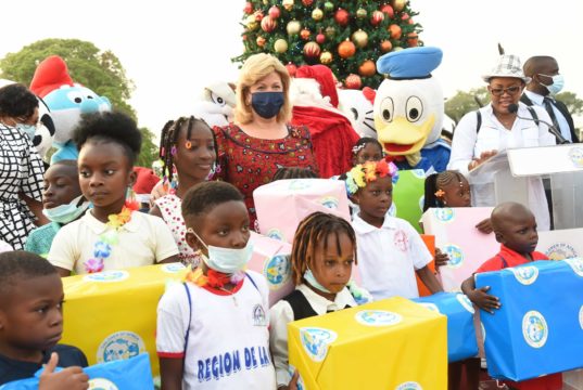 Arbre de Noël 2021: La Première dame offre des cadeaux à 15.000 enfants