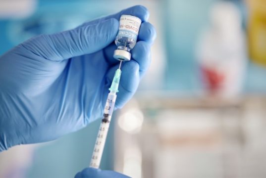 Covid-19: Face au variant Omicron, la vaccination seule « ne suffira pas »