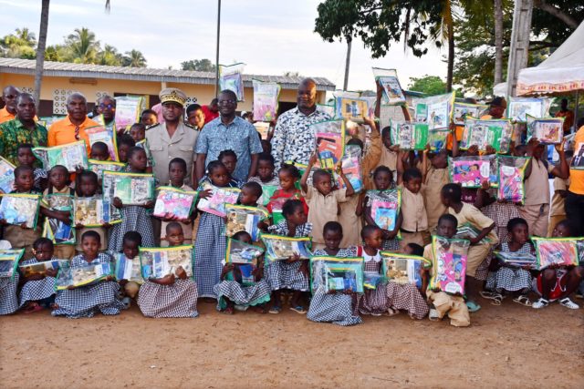 Katiola : 100 kits scolaires remis aux élèves de Lafonkaha