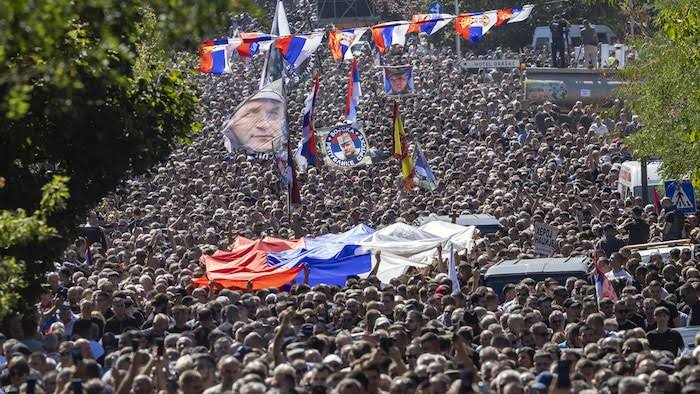 Serbie: des milliers de personnes rassemblées à Belgrade pour les obsèques du criminel de guerre Ratko Mladic