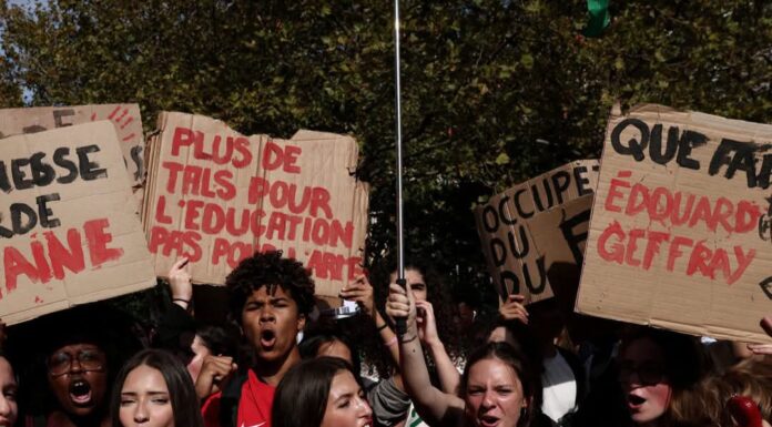 France: Les cours seront totalement ou partiellement suspendus lundi dans 500 lycées