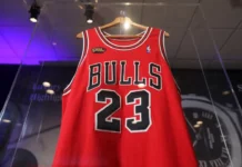 NBA : un maillot de Michael Jordan porté lors des finales de 1998 vendu à un prix record de 8,18 milliards FCFA