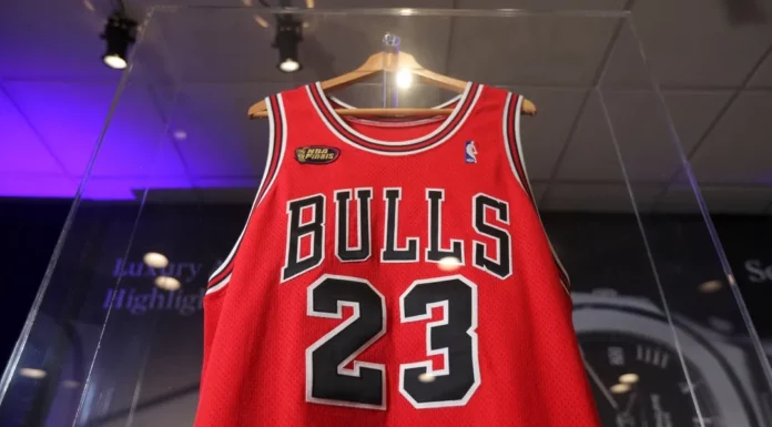 NBA : un maillot de Michael Jordan porté lors des finales de 1998 vendu à un prix record de 8,18 milliards FCFA